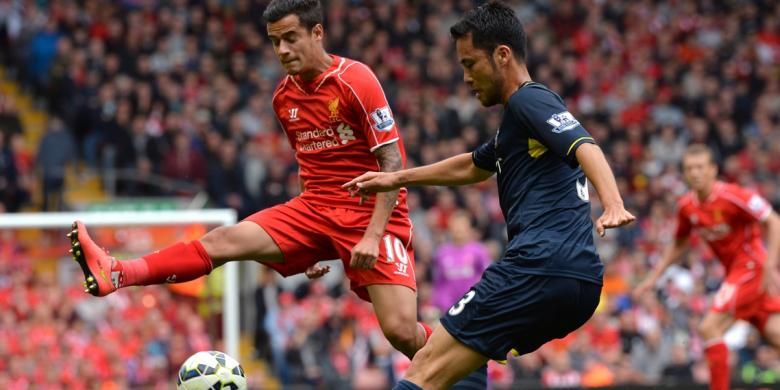 Bek Southampton, Maya Yoshida (kanan) saat berusaha mengamankan bola dari kawalan gelandang Liverpool, Coutinho, pada laga Premier League di Stadion Anfield, Minggu (17/8/2014). 