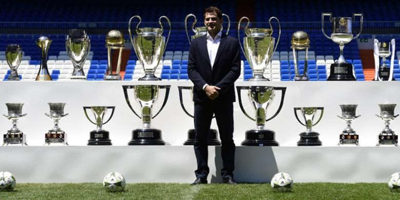 Mantan penjaga gawang Real Madrid Iker Casillas berpose dengan trofi-trofi yang dia menangkan bersama Madrid, setelah jumpa pers Santiago Bernabeu, Senin (13/7/2015). Casillas memutuskan bergabung dengan FC Porto setelah 25 tahun berseragam Madrid.