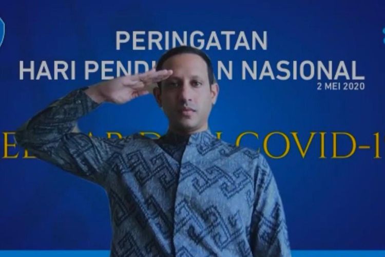 Menteri Pendidikan dan Kebudayaan, Nadiem Makarim mengikuti upacara peringatan Hari Pendidikan Nasional (Hardiknas) 2020 secara virtual, Sabtu (2/5/2020) pagi. Nadiem mengikuti upacara secara terpisah melalui telekonferensi.
