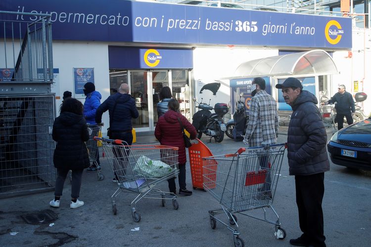 Masyarakat mengantre untuk membeli makanan dan kebutuhan pokok lainnya di Naples, pada 10 Maret 2020, setelah pemerintah Italia menerapkan karantina buntut virus corona yang merebak.