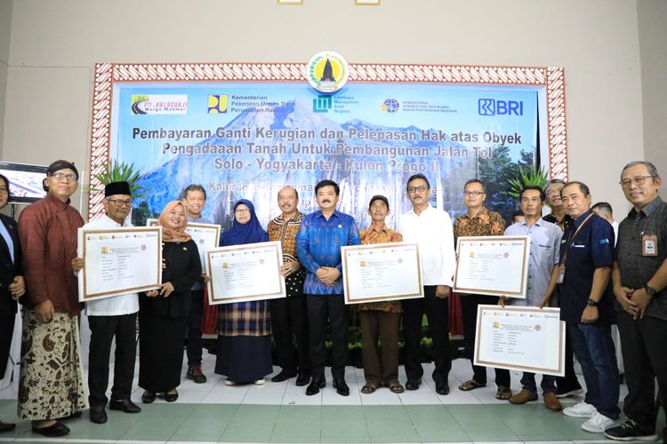 Menteri ATR/Kepala BPN Hadi Tjahjanto menyaksikan proses pemberian uang ganti rugi lahan untuk Jalan Tol Solo-Yogyakarta- YIA Kulon Progo sebesar Rp 136 miliar pada Kamis (11/05/2023).