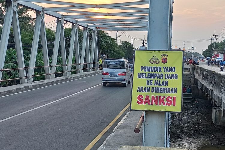 Tradisi menyapu uang receh di sekitaran Jembatan Sewo, Indramayu