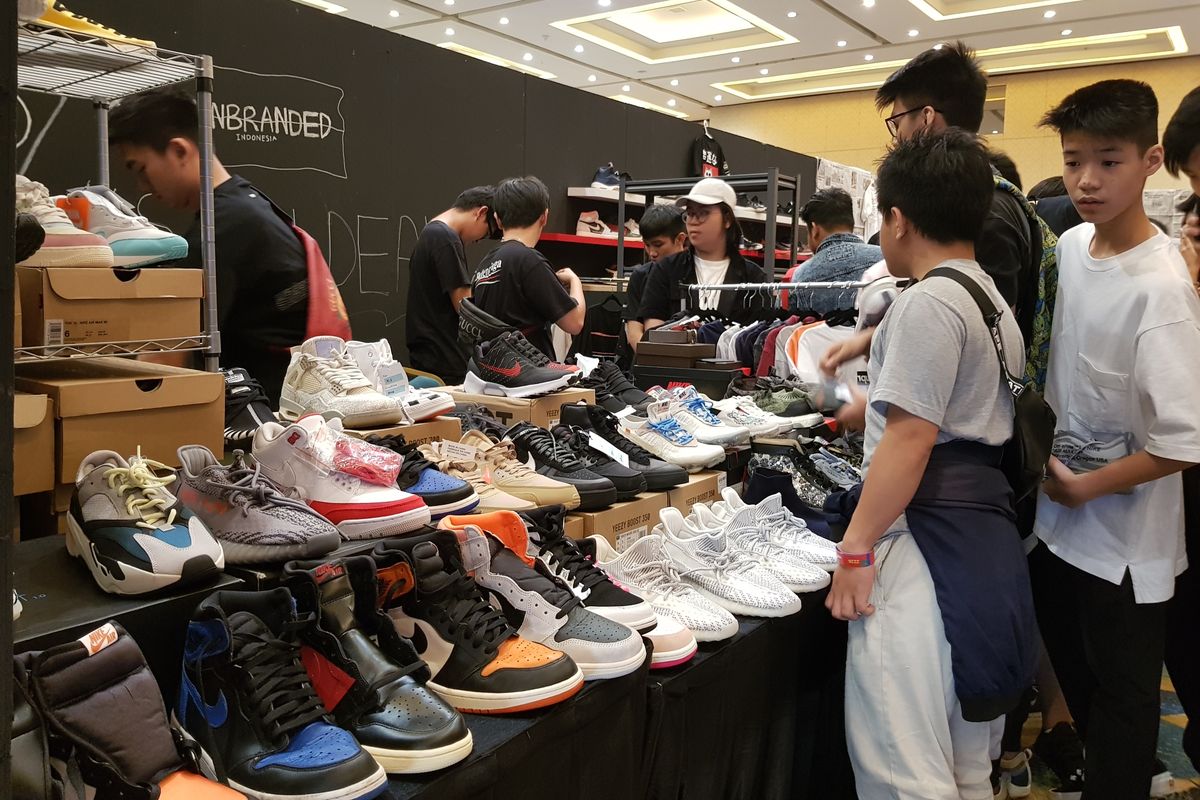 Pengunjung berburu sneakers di USS Yard Sale, Senayan City, Jakarta