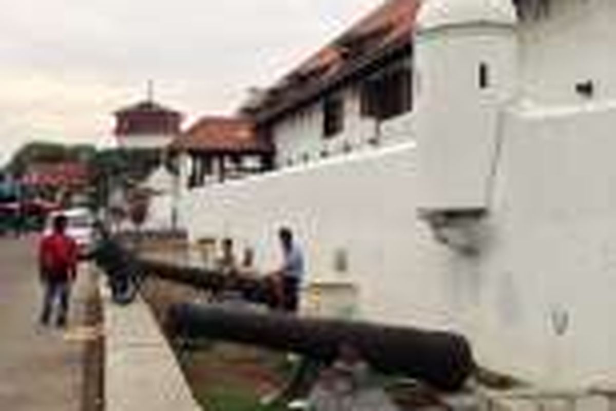 Tembok kota sisi Museum Bahari yang sudah di bersihkan.
