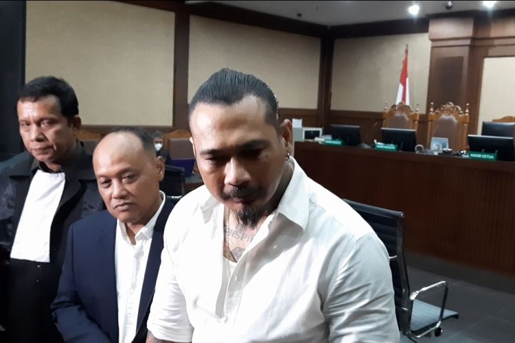 Terdakwa musisi I Gede Aryatisna alias Jerinx usai menjalani sidang lanjutan kasus dugaan pengancaman atas pegiat media sosial Adam Deni pada Rabu (18/2/2022) di PN Jakarta Pusat. Jerinx dituntut dua tahun penjara atas kasus tersebut.  