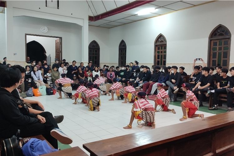 Pengunjung live in di Ngaduman disambut tarian selamat datang yang dipentaskan anak-anak