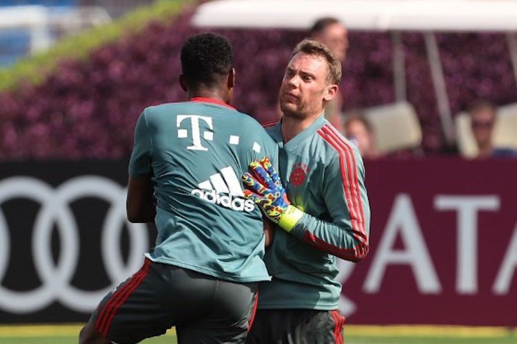 Manuel Neuer dan David Alaba menjalani sesi latihan musim panas bersama para pemain Bayern Muenchen lain di Doha, Qatar, 8 Januari 2019. 