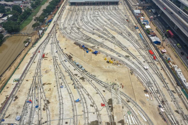 Foto udara proyek infrastruktur Depo LRT (Light Rail Transit) di Jatimulya, Bekasi, Jawa Barat, Kamis (10/3/2022). Progres perkembangan pembangunan transportasi Lintas Rel Terpadu atau LRT yang akan melintas di Jakarta - Bogor - Depok - Bekasi (Jabodebek) tersebut sudah mencapai 90 persen, dan capaian tersebut diantaranya 94,5 persen untuk lintas pelayanan Cawang-Cibubur, 89,1 persen untuk lintas pelayanan Cawang-Dukuh Atas, 92,9 persen untuk lintas pelayanan Cawang-Bekasi Timur.