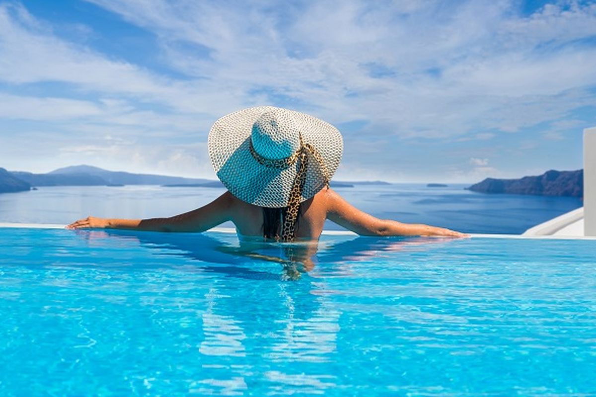 Seorang wanita sedang berenang di kolam renang 