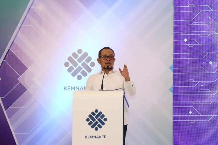 Menteri Ketenagakerjaan (Menaker) M Hanif Dhakiri saat memberikan sambutan peluncuran Sisnaker dan pameran foto jejak kinerja Kemnaker di Jakarta pada Jumat (27/9/2019).