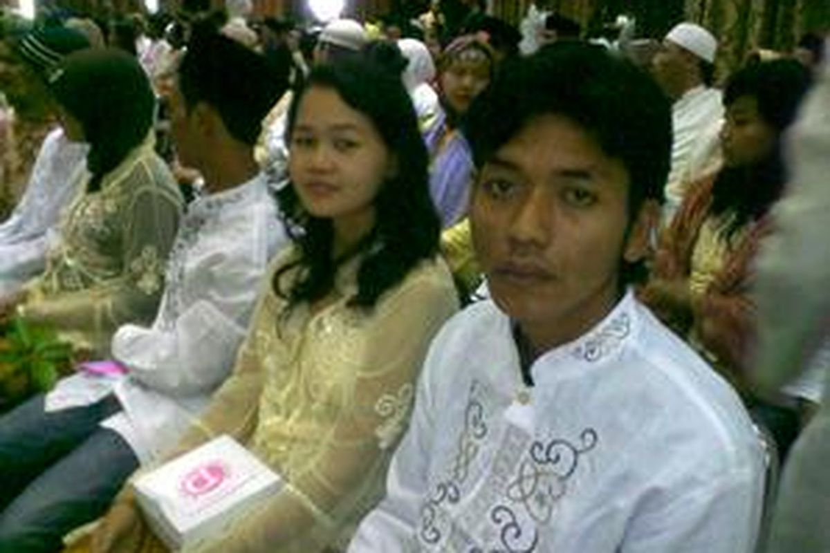 Ade (24) dan pasangannya Nur Aisyiah (20) menikah dalam acara nikah massal di Gedung Manggala Wanabakti, Selasa (9/6).