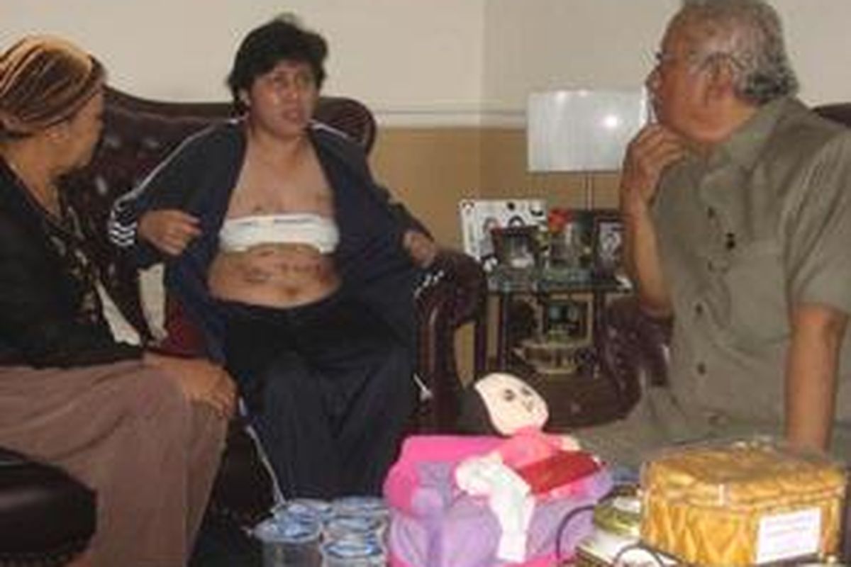 Noorsyaidah (tengah) bersama kakaknya Hj Siti Robiah di Samarinda, Kalimantan Timur.