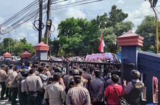 Ratusan Warga Bangkalan Demo di Kantor Bawaslu Tuntut PSU