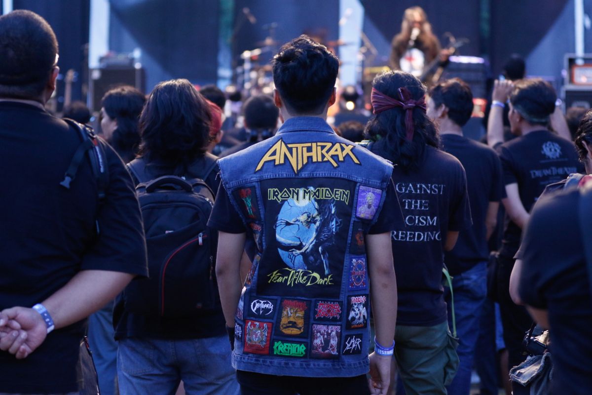 Pengunjung menyaksikan penampilan band Death Vomit di hari pertama Festival Musik Rock JogjaRockarta di Stadion Kridosono, Yogyakarta, Jumat (29/9/2017). Jogjarockarta menampilkan band utama Dream Theater serta dimeriahkan band pembuka antara lain God Bless, Roxx, Power Metal, dan Death Vomit. KOMPAS IMAGES/KRISTIANTO PURNOMO
