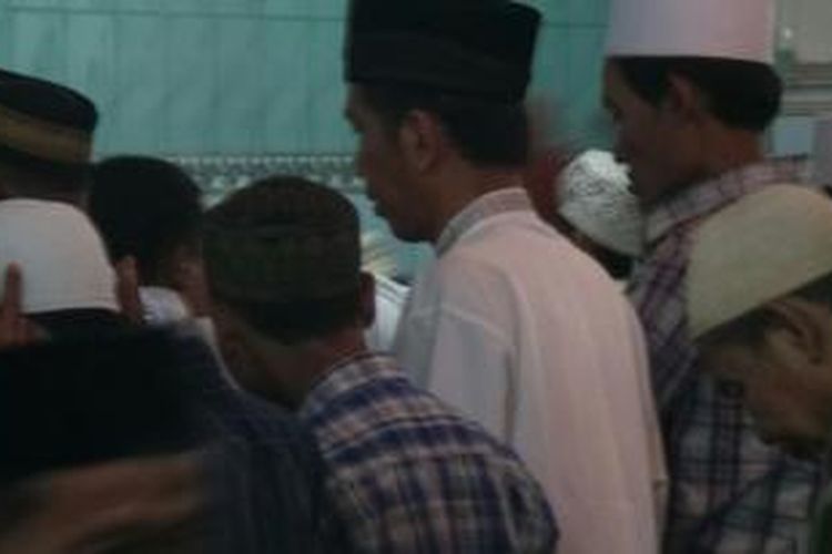 Calon presiden Joko Widodo menunaikan ibadah tarawih pertama di Masjid Ali Akbar, Surabaya, Jawa Timur pada Sabtu (28/6/2014).