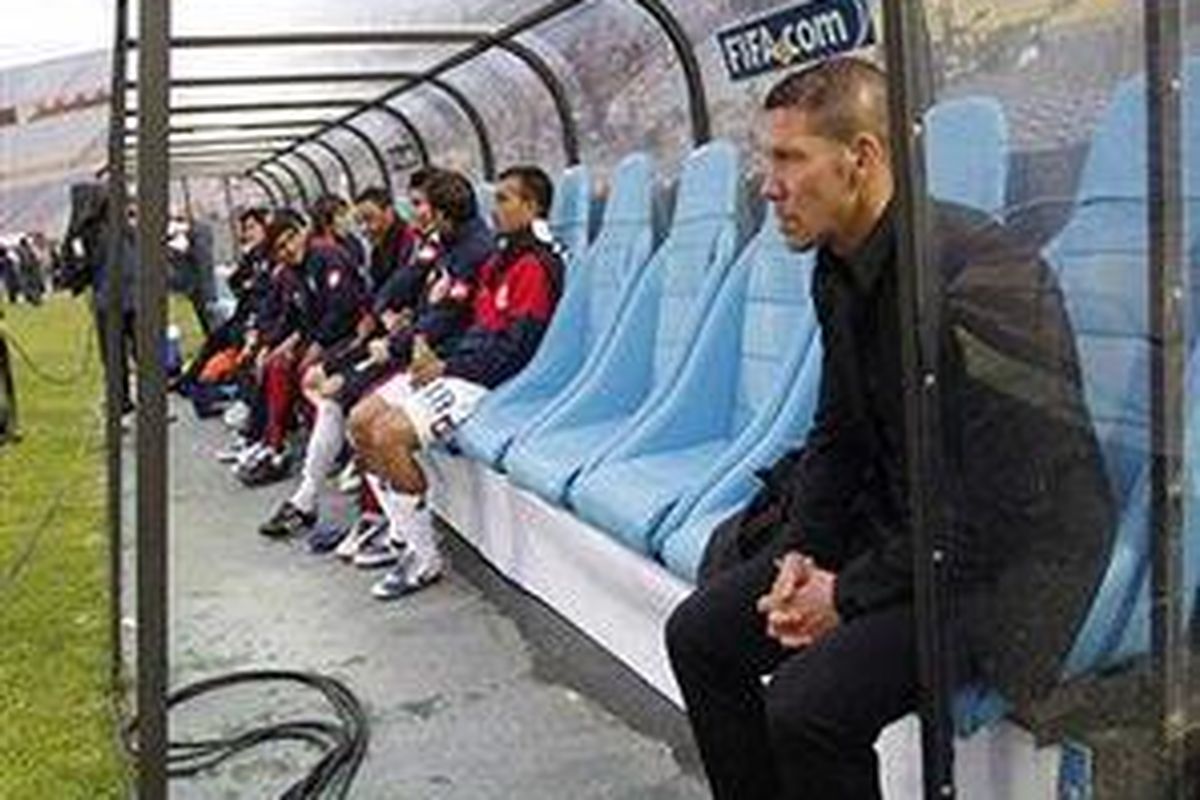 Diego Simeone menyaksikan pertandingan San Lorenzo.