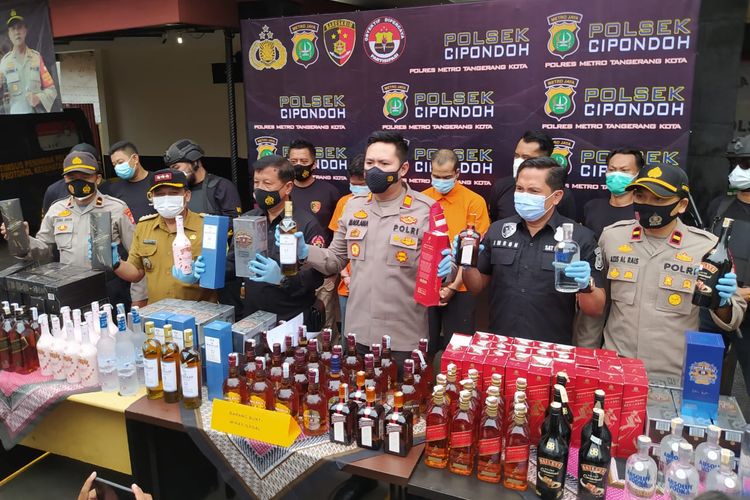 Polsek Cipondoh mengungkap kasus peredaran minuman keras ilegal dalam jumpa pers di Mapolsek Cipondoh, Kamis (31/12/2020) siang.