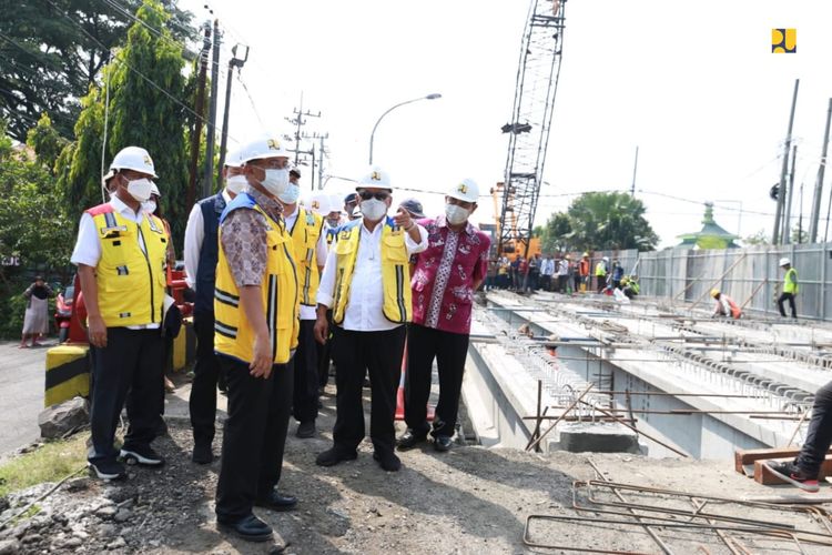 Menteri Pekerjaan Umum dan Perumahan Rakyat (PUPR) Basuki Hadimuljono saat meninjau perbaikan jembatan Ngaglik di Lamongan, Jawa Timur pada Jumat (8/4/2022).