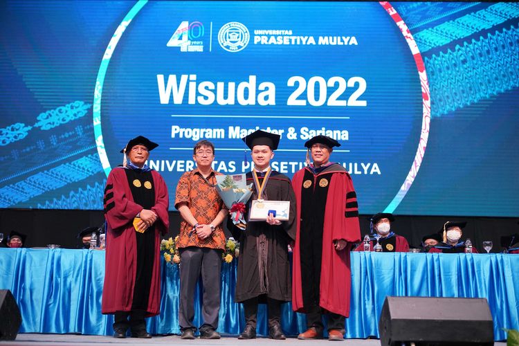 Vincentius Christopher Calvin, SMat, wisudawan Prodi Business Mathematics dari School of Applied Science, Technology, Engineering, and Mathematics (STEM) menerima penghargaan Pharos Award for Best Business Mathematics Graduate.