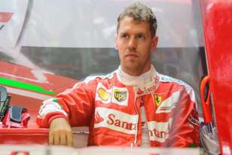 Pebalap Ferrari asal Jerman, Sebastian Vettel, menunggu di garasi saat sesi latihan kedua GP Austria di Red Bull Ring, Jumat (1/7/2016).