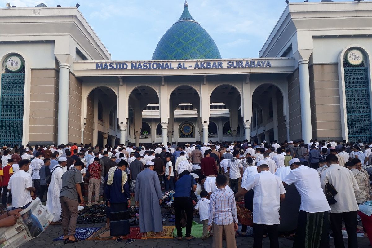 Shalat Idul Fitri di Masjid Agung Al-Akbar Surabaya, Jawa Timur, Rabu (5/6/2019) pagi