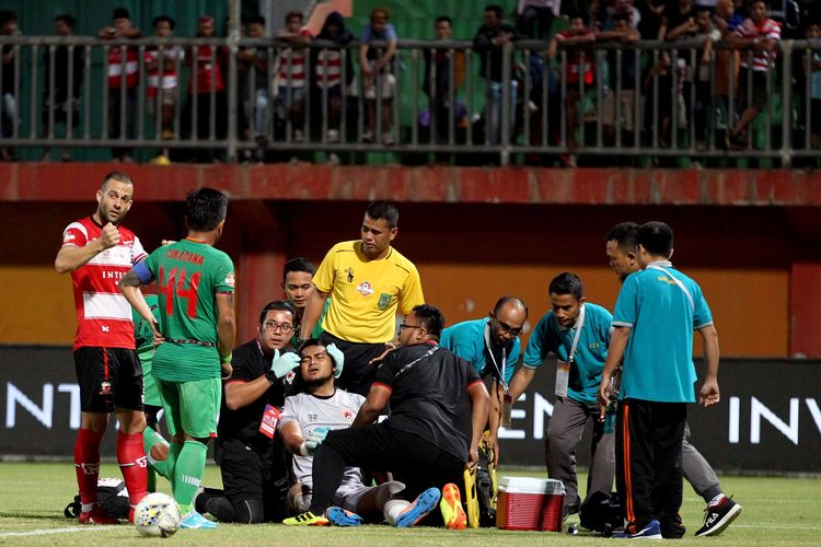 Penjaga gawang Kalteng Putra, Dimas Gallig terlibat insiden di menit ke-21 benturan dengan salah seorang pemain belakang saat melawan tuan rumah Madura United pada Pekan 17 Liga 1 2019 di Stadion Gelora Madura Ratu Pamelingan Pamekasan, Jawa Timur, Minggu (01/09/2019) malam. 