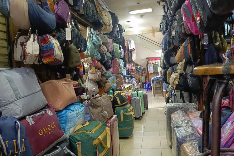 Saat Pasar Soreang Makin Sepi, Putra dan Istrinya Berbagi Peran Menjaga Dapur Tetap Ngebul