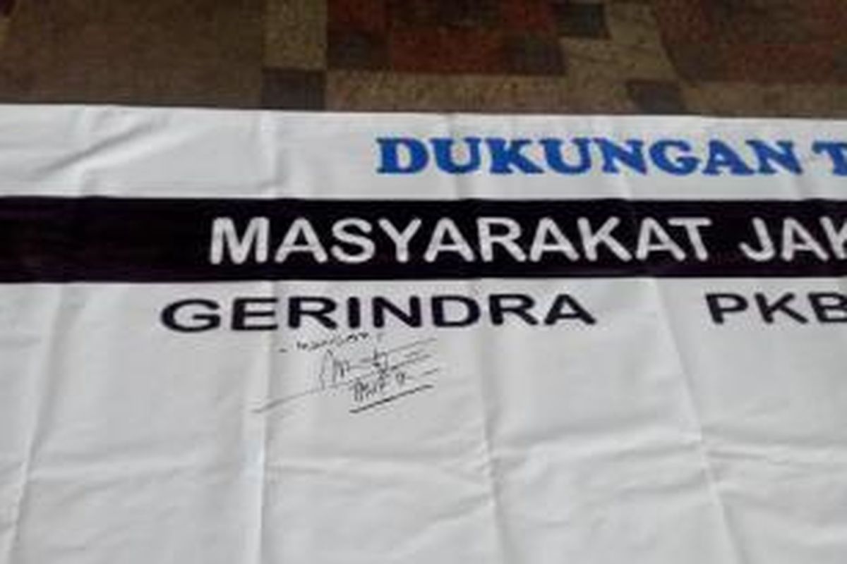 Tanda tangan Wakil Ketua DPRD DKI  M Taufik dalam spanduk dukungan cabut mandat Ahok, Rabu (25/2/2015).