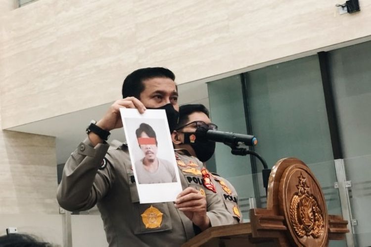 Kepala Biro Penerangan Masyarakat (Karopenmas) Divisi Humas Polri, Brigjen (Pol) Rusdi Hartono menunjukan gambar terduga pelaku terorisme yang ditangkap di Kabupaten Luwu Timur, Sulawesi Selatan. 