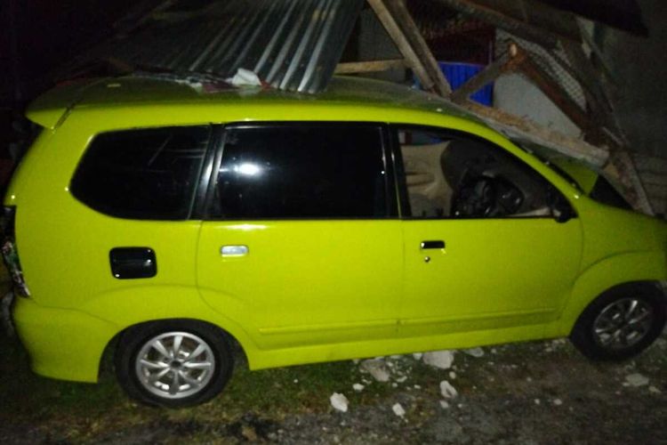 Sebuah mobil Toyota Avanza menabrak rumah warga di Desa Liang, Kecamatan Salahutu, Kabupaten Maluku Tengah, Minggu malam (5/3/2023)
