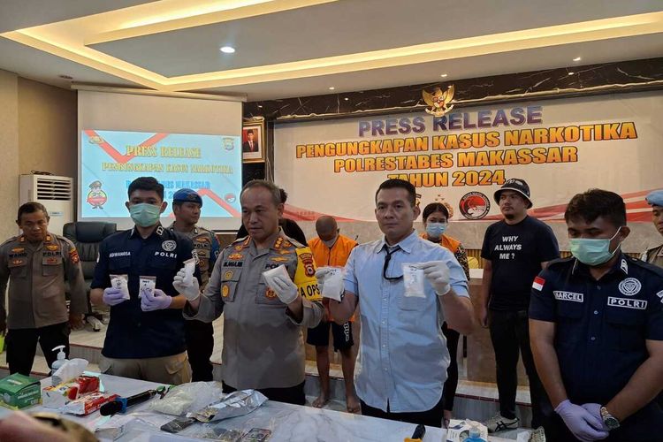 Kapolrestabes Makassar Kombes Pol Mokhamad Ngajib didampingi Kasat Narkoba Polrestabes Makassar AKBP Doli M Tanjung saat ekspose pengungkapan narkotika jenis baru di Mapolrestabes Makassar, Jalan Ahmad Yani, Kota Makassar, Sulsel, Kamis (4/4/2024).