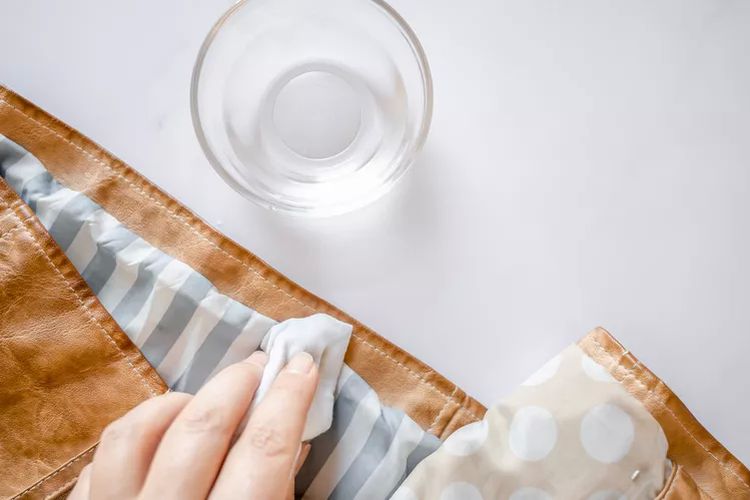 Ilustrasi membersihkan jaket kulit dengan menggunakan sabun cuci piring.