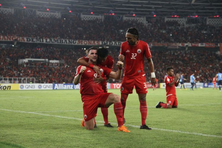 Striker Persija Jakarta, Marco Simic (kiri), mendapat sambutan dari rekan-rekannya usai menjebol gawang Johor Darul Takzim (JDT) dalam pertandingan penyisihan Grup H Piala AFC 2018 di Stadion Utama Gelora Bung Karno, Senayan, Jakarta, Selas (10/4/2018).