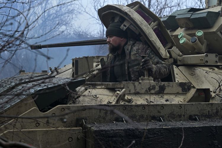 Prajurit Ukraina dari Brigade Mekanis ke-47 siap bertempur dengan kendaraan tempur Bradley, tak jauh dari Avdiivka di wilayah Donetsk pada 11 Februari 2024 ketika perang Rusia-Ukraina berkecamuk.