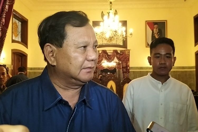 Wali Kota Solo Gibran Rakabuming Raka dengan Ketua Umum Partai Gerindra Prabowo Subianto, saat bertemu di Loji Gandrung, Kota Solo.