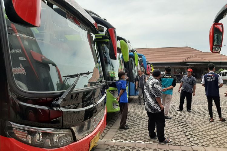 Puluhan armada bus yabg menunggu kedatangan para turis di pelabuhan Tanjung Emas Semarang, Kamis (5/3/2020).