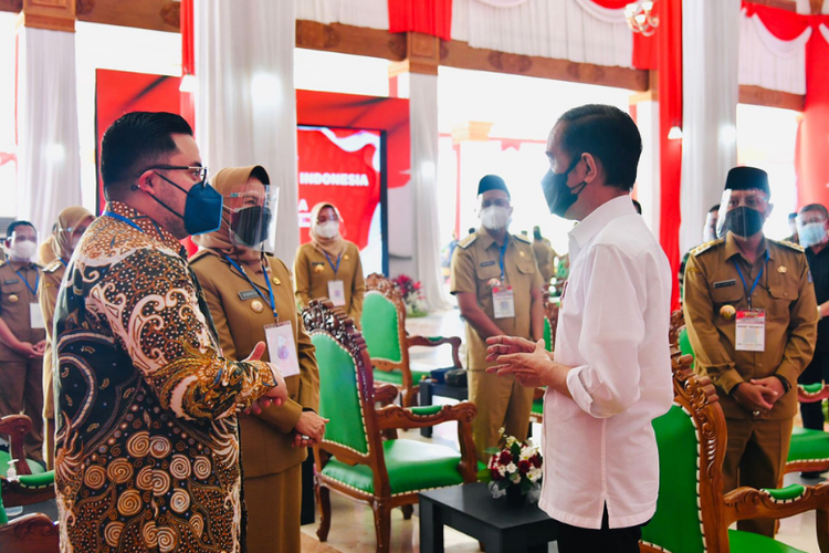 Presiden Joko Widodo berbincang dengan Bupati Kediri Hanindhito Himawan Pramana. 