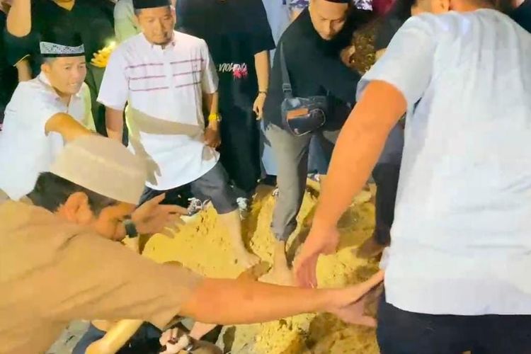 Jenazah Ilham Nanda Bintang saat dimakamkan di TPU Jalan Sudimoro, Kecamatan Tenayan Raya, Pekanbaru, Riau, Rabu (6/12/2023) malam.