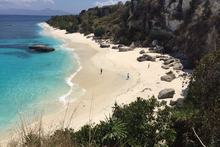 Keindahan pantai Watu Peti NTT dari atas tebing