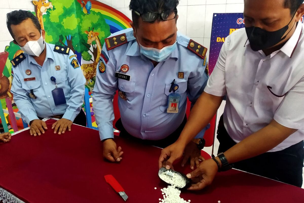 Plt Kepala Lapas Kelas IIB Blitar Tatang Suherman dan Kanit Idik Satreskoba Polres Blitar Kota Aipda Supriyanto memeriksa benda mencurigakan yang ditemukan di lapas, Selasa (4/1/2022)