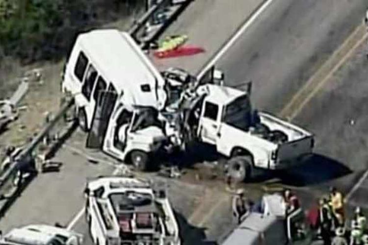 Tabrakan maut di salah satu ruas jalan tol di Texas ini menewaskan 12 orang dan melukai tiga orang lainnya.