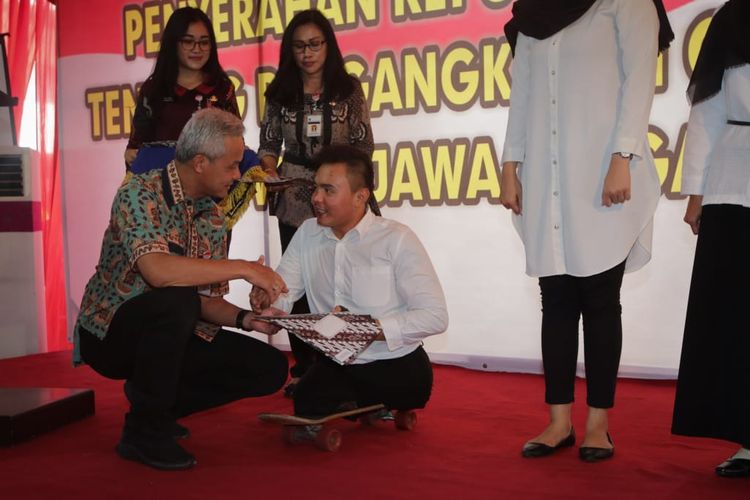 Gubernur Jawa Tengah Ganjar Pranowo memberikan SK CPNS kepada Mohamad Hikmat, peyandang disabilitas,  di Kota Semarang, Jumat (29/3/2019).