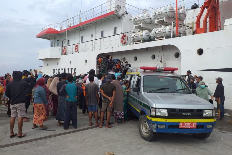Proses evakuasi penumpang saat deek 1 KM Sabuk Nusantara Terbakar di Laut Masalembu, Jumat (16/9/2022). 