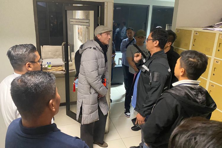 WNA Australia saat diamankan usai meludahi imam masjid di Bandung. 