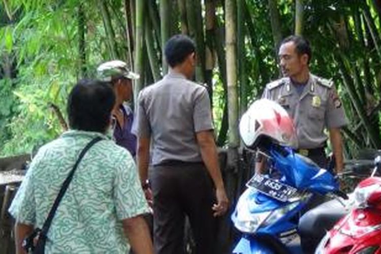 Aparat kepolidian di Kabupaten Gowa, Sulawesi Selatan tengaj melakukan penjagaan di salah satu tambang ilegal pasca tewasnya seorang warga akibat kecelakaan kerja. Rabu, (22/04/2015).