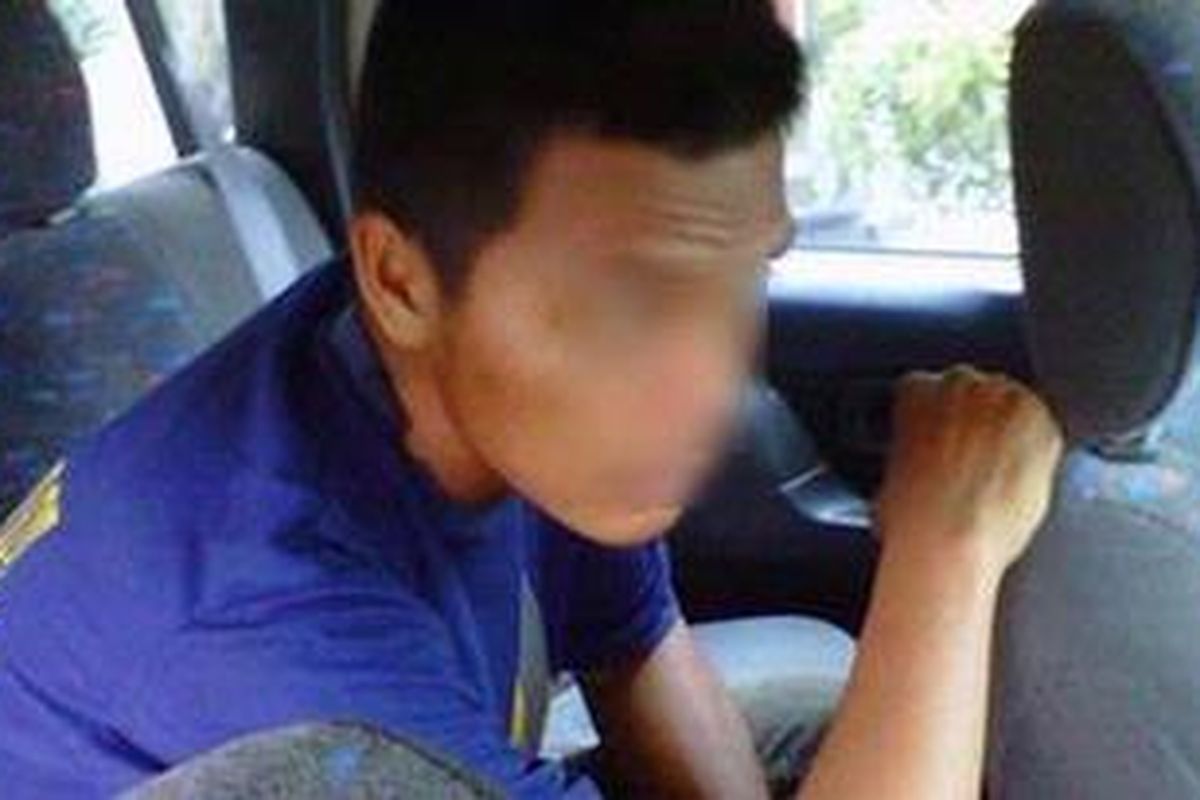 AS, tersangka pembunuh Yuyun Wahyuni, dibawa Kepolisian Sektor Pamulang ke markas Kepolisian Resor Jakarta Selatan, Rabu (15/6/2011).