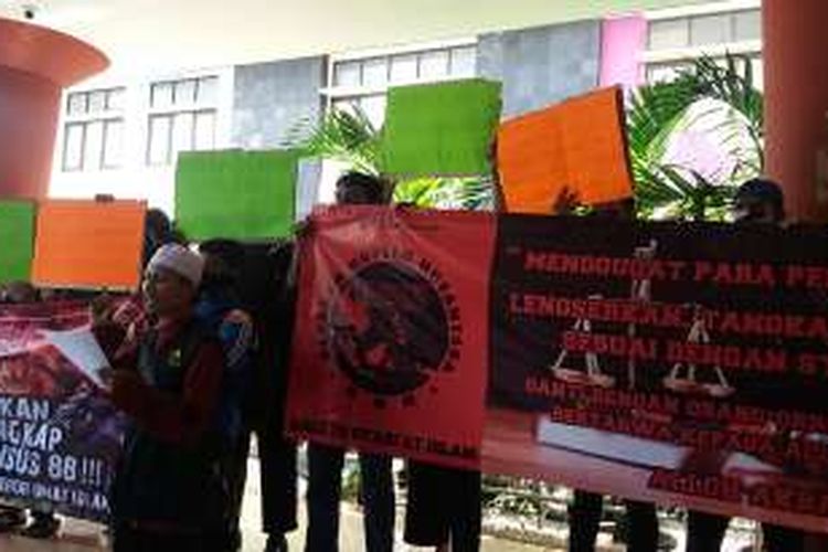 Sejumlah massa yang mengatasnamakan Gerakan Umat Islam Nusantara menyambangi kantor Komnas HAM jelang publikasi hasil otopsi terduga teroris Siyono di Kantor Komnas HAM, Jalan Latuharhary, Menteng, Jakarta Pusat, Senin (11/4/2016)