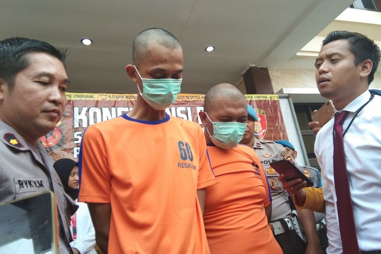 Komplotan pelaku pembakaran pria di sebuah hotel di Karawang saat press release pengungkapan kasus tersebut di Mapolres Karawang, Senin (13/1/2020).