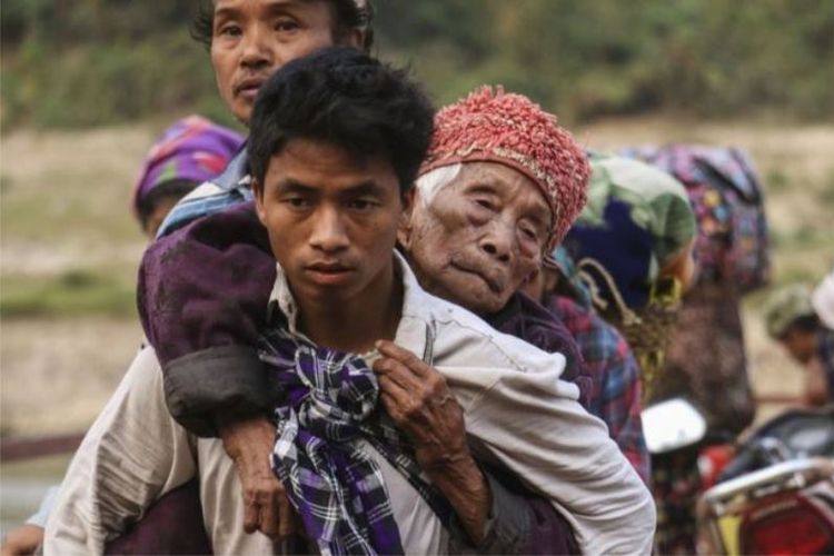 Foto ini diambil pada Kamis (26/4/2018) menunjukkan warga Kachin yang terlantar menyeberangi sungai Malikha untuk menyelamatkan diri dari pertempuran di desa Injanyan dekat Myitkyina, Myanmar. (AFP/Zau Ring Hprara)