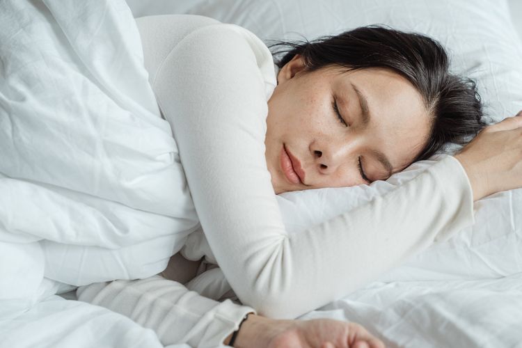 Minum air hangat sebelum tidur bisa melegakan saluran napas dan membuat tidur lebih nyenyak.